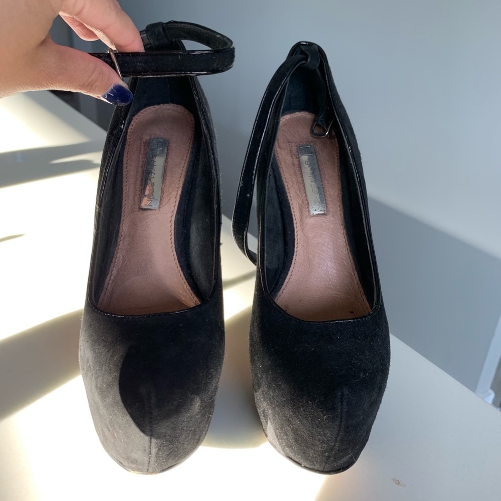 H by Halston black suede pump